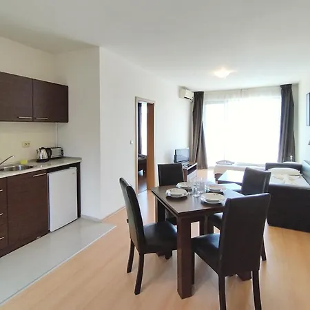 Charming 1 Bedroom דירה *